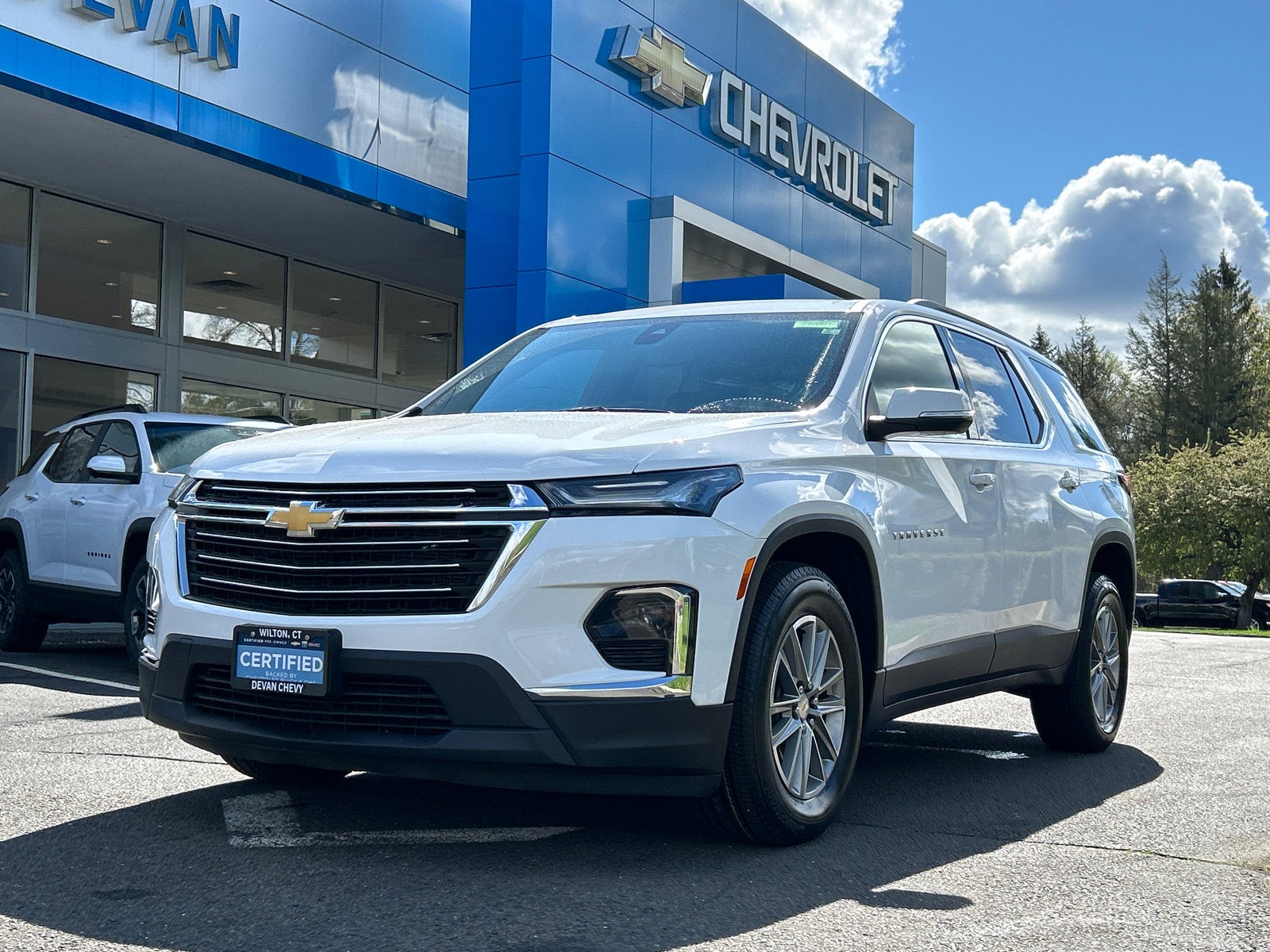 2023 Chevrolet Traverse LT Cloth in Summit White — front three-quarter view