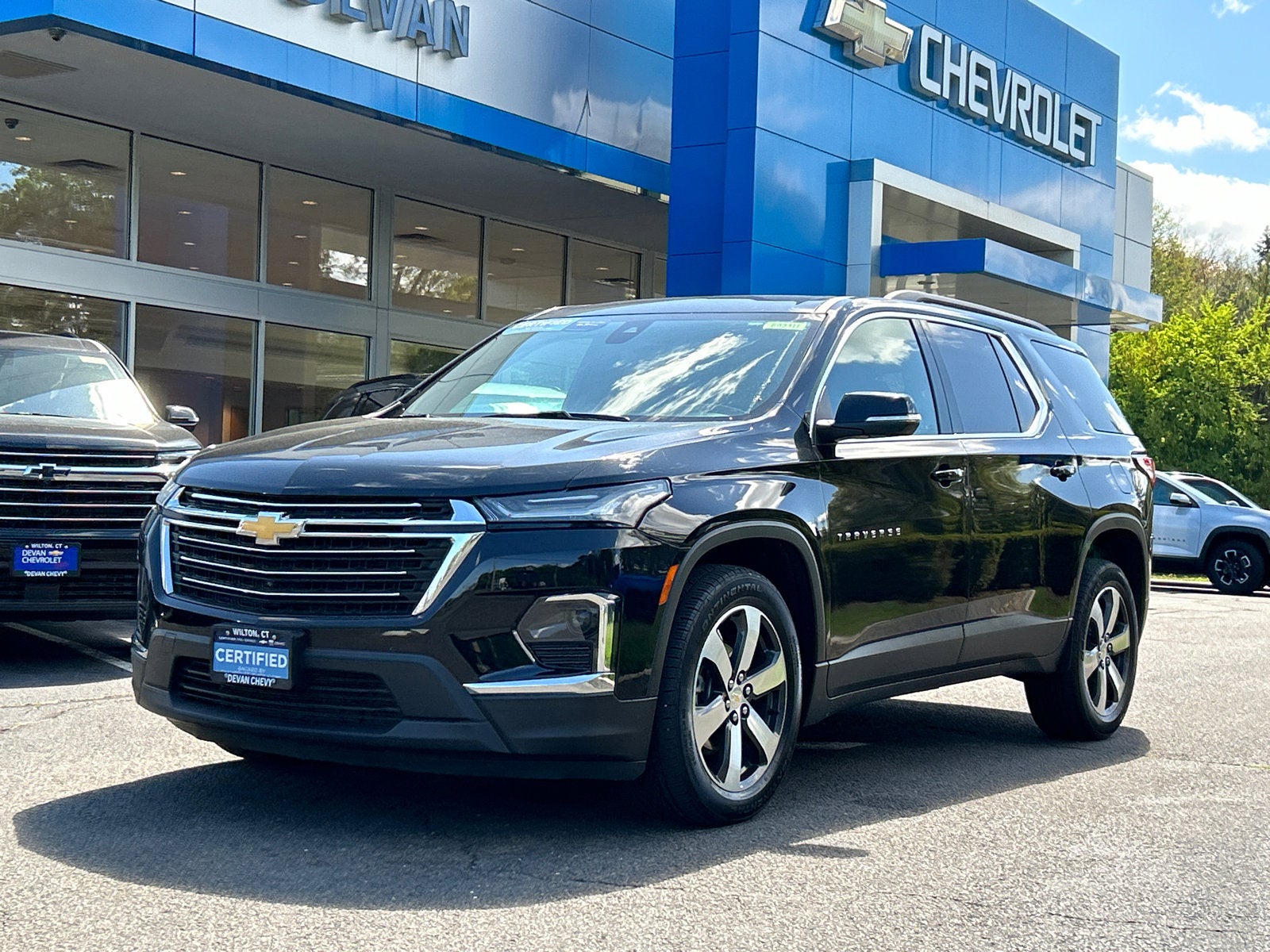 2023 Chevrolet Traverse LT Leather in Mosaic Black Metallic — front three-quarter view
